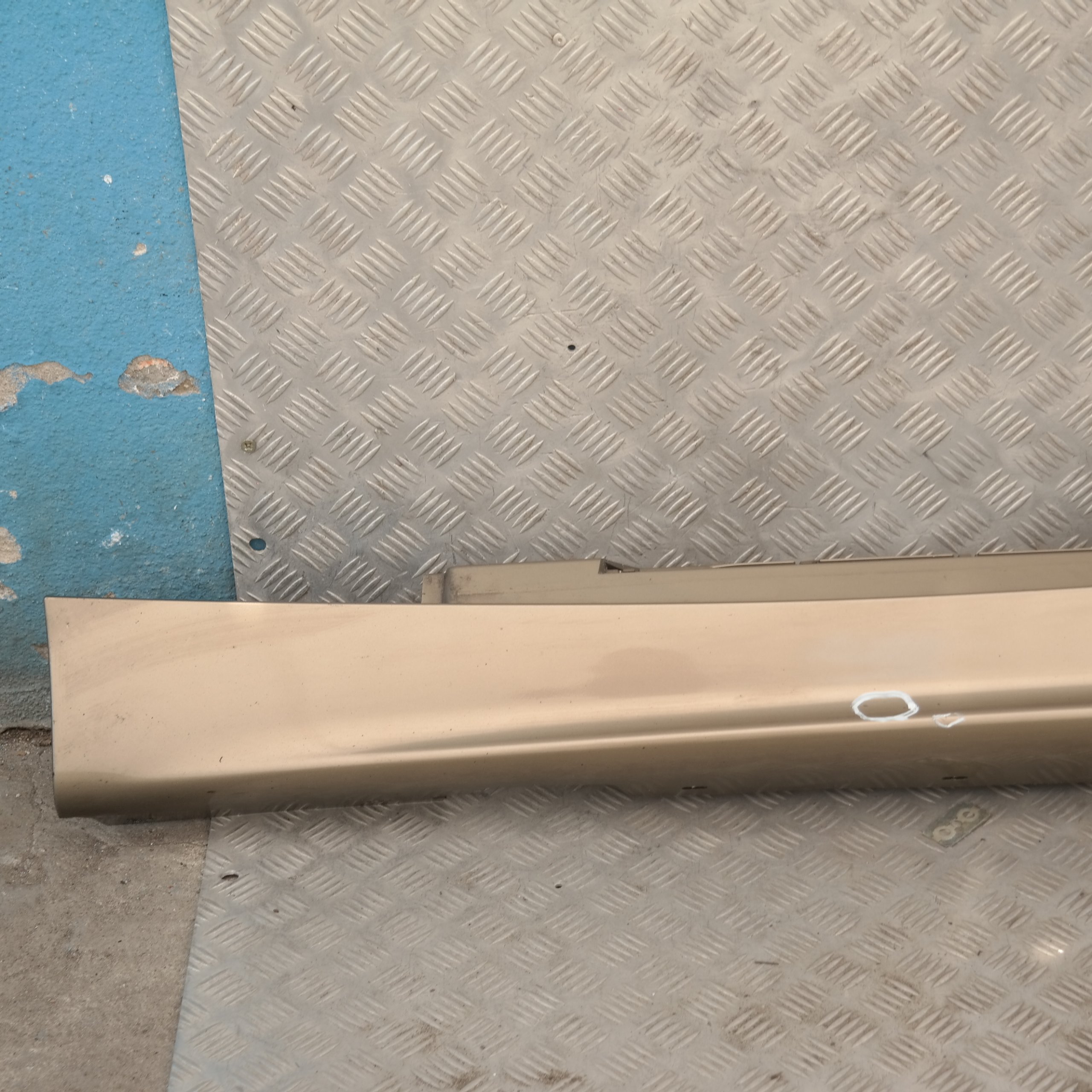 BMW 1 3 E87 Bas de Porte Couverture Seuil a Gauche Sonora Metallique A23