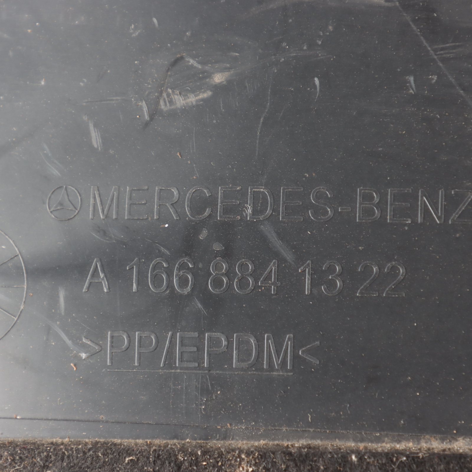 Mercedes ML W166 Passage de roue arrière Gauche Couvre boue de roue A1668841322